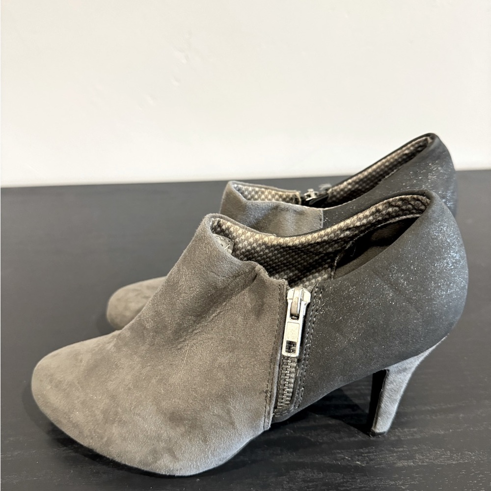 EUC only worn a few times! Women’s ankle booties with heals size 8
